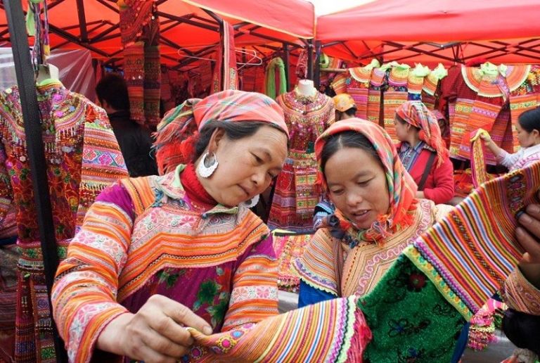 Trang phục truyền thống và vải thổ cẩm được bán rất nhiều ở phiên chợ.