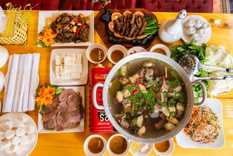 Quán cơm bà Tú Lan với menu hấp dẫn