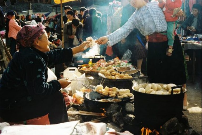 Chợ phố cổ Đồng Văn bán nhiều món ăn đặc sản