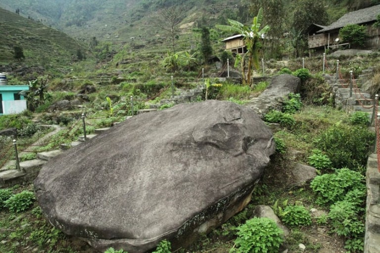 Phiến đá hình mai rùa nổi tiếng tại bãi đá cổ