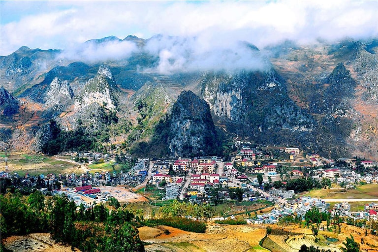 Thị trấn Yên Minh yên bình bên cạnh đồi núi hùng vĩ 