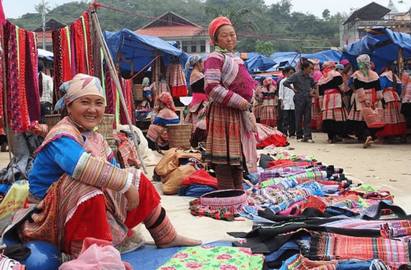 Quần áo, khăn,...được người dân dệt và đem đến chợ bán
