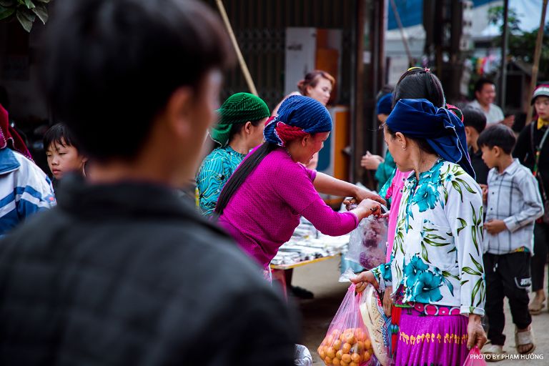 Chợ phố cổ Đồng Văn luôn đông đúc và tấp nập 
