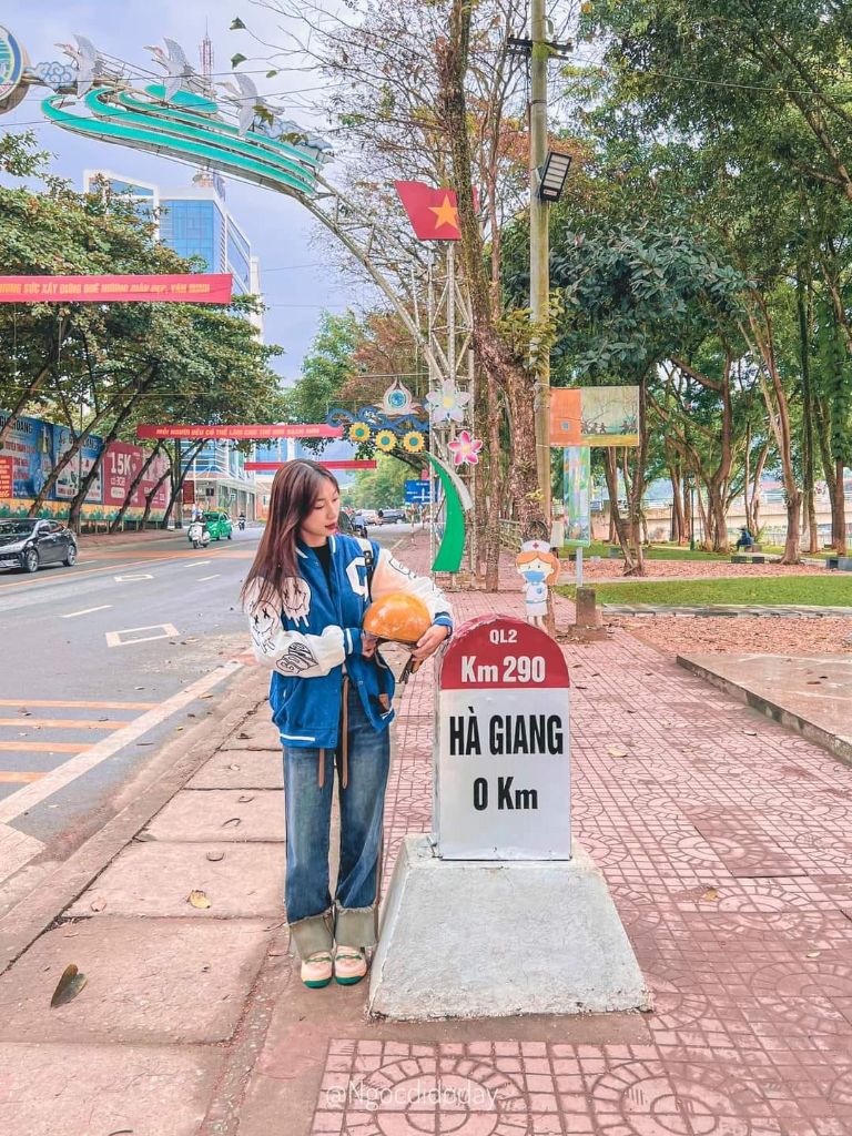 Cột mốc số 0 Hà Giang được nhiều du khách ưa thích tới thăm quan 