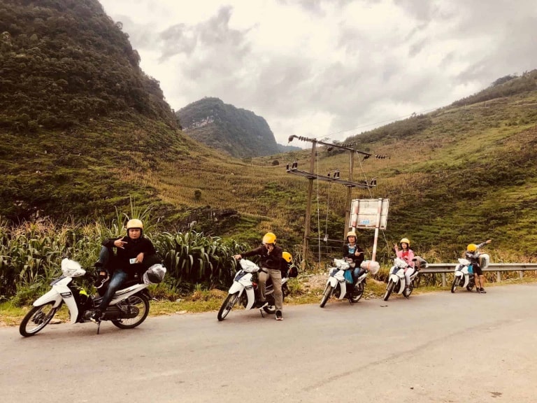 Du khách đi phượt bằng xe máy đến Hà Giang