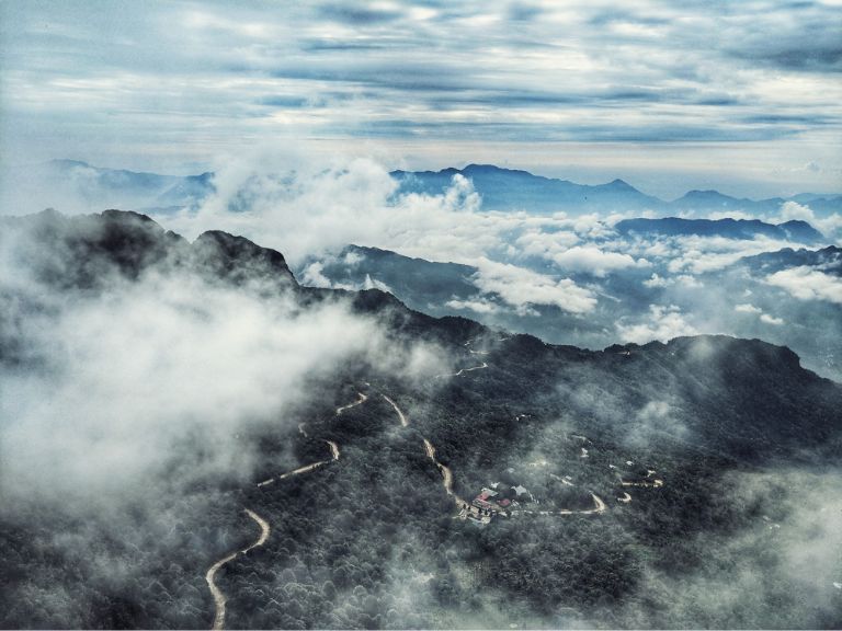 Cung đường đèo được bao phủ trong mây mù 