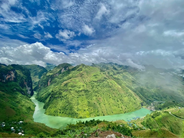 Từ điểm đỉnh núi Mã Pí Lèng nhìn xuống sông Nho Quế