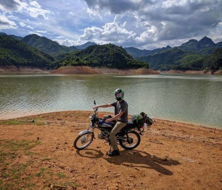 Di chuyển bằng xe máy sẽ thuận lợi trong việc khám phá các địa danh của Hà Giang 