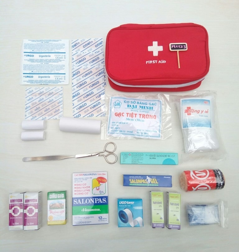 Một túi đồ sơ cứu giúp bạn xử lý được những tình huống y tế khẩn cấp trên đường