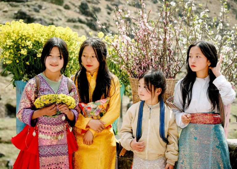 Các em bé dân tộc người H’Mông 