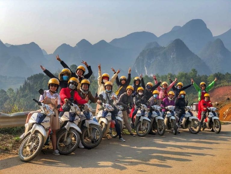 Bạn có thể chọn tour Hà Giang xe máy để di chuyển