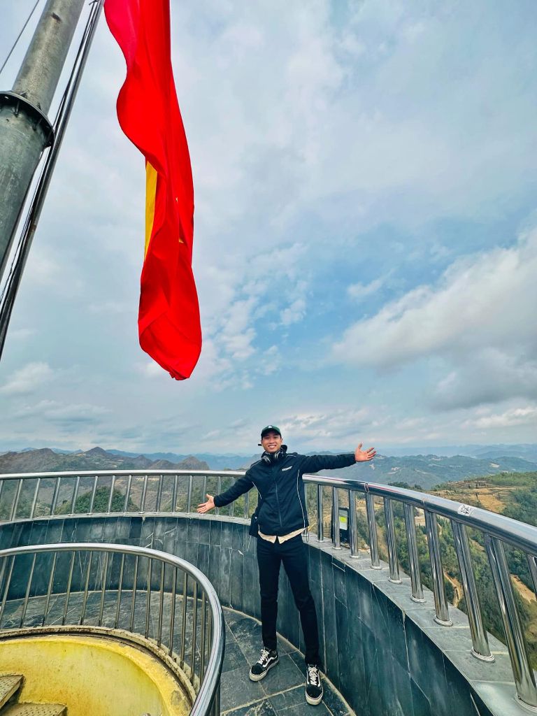 Ngắm trọn vẹn cảnh sắc Hà Giang từ điểm nhìn cột cờ Lũng Cú 