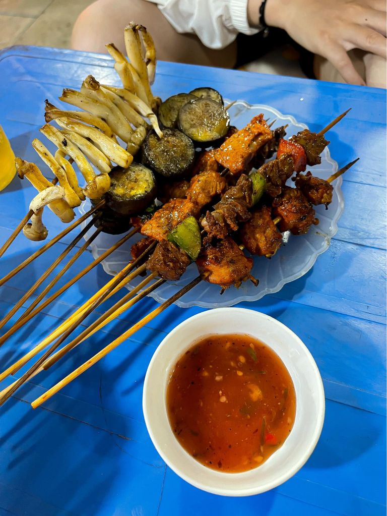 Ăn vặt tại chợ đêm Phố cổ Đồng Văn 