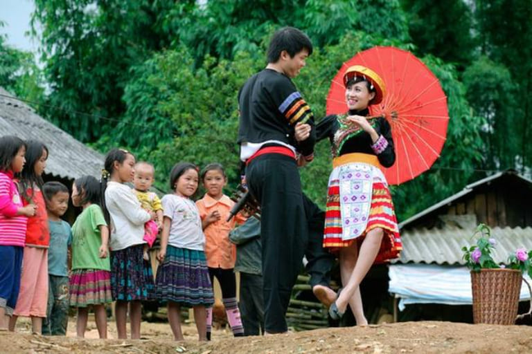 Những điệu múa hoa hòa mình vào tiếng khèn của bạn tình tại chợ tình Khâu Vai 