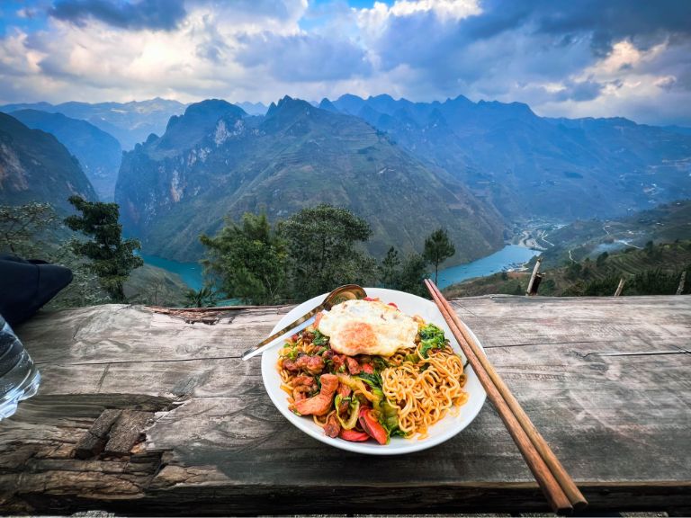 Thưởng thức món ăn trên đỉnh Mã Pí Lèng vào tháng 7 mát mẻ