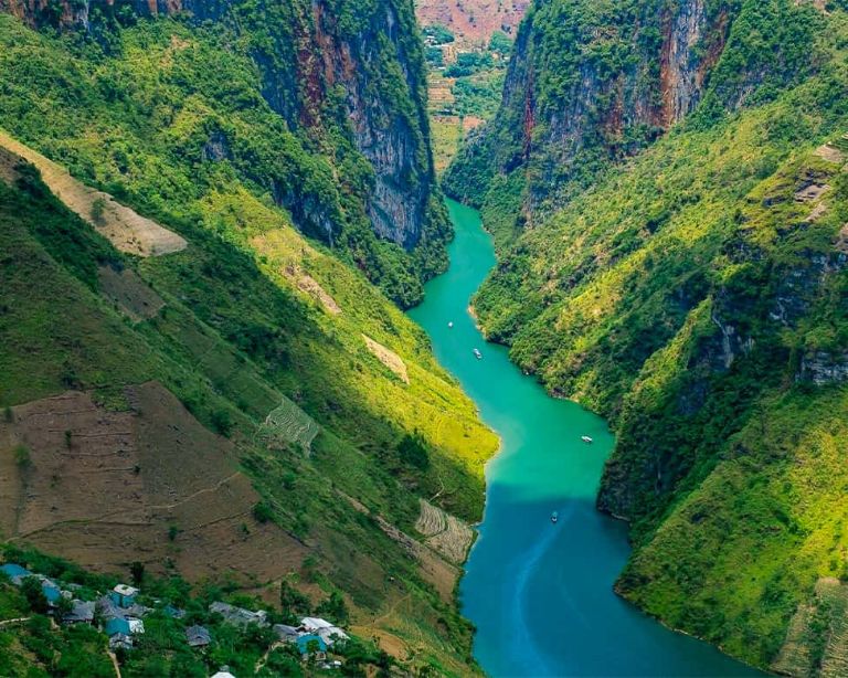 Sông Nho Quế sở hữu một cảnh vật đẹp mắt và vô cùng cuốn hút.