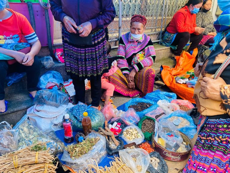 Bạn sẽ được ngửi hương của rất nhiều thảo mộc được bán ở chợ Vinh Quang.