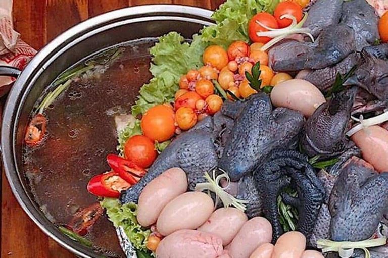 Món lẩu gà đen của nhà hàng Quang Dũng rất đắt khách.
