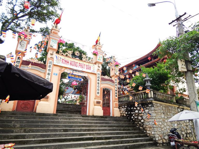 Đền nằm ngay trung tâm của huyện Hoàng Su Phì.