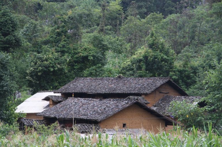 Những ngôi nhà trong xã đều được xây dựng từ rất lâu.