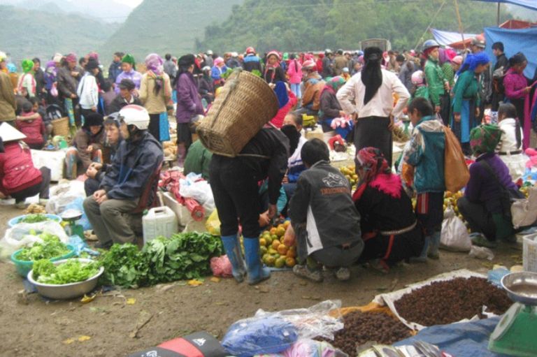 Chợ phiên nơi hội tụ nhiều dân tộc khác nhau.