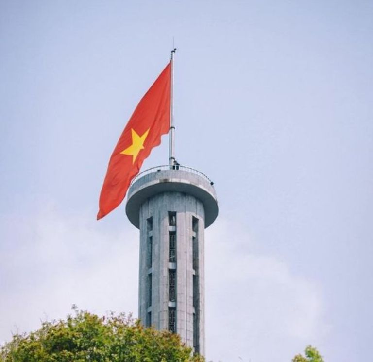 Cột cờ Lũng Cú khá xa với trung tâm thành phố Hà Giang