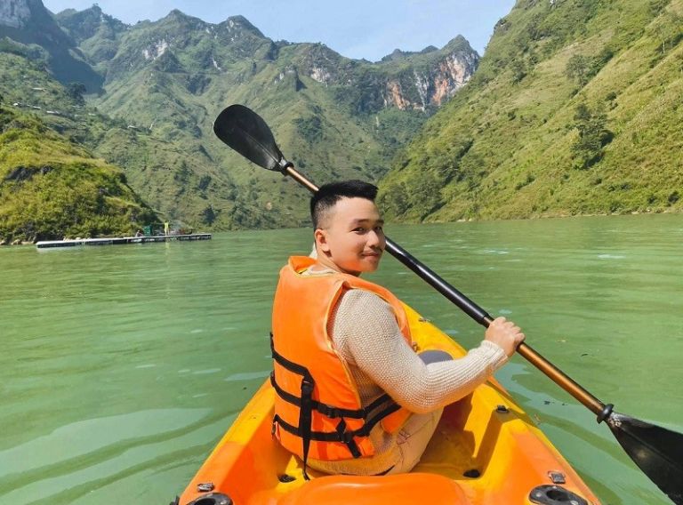 Chèo thuyền kayak trên sông Nho Quế 