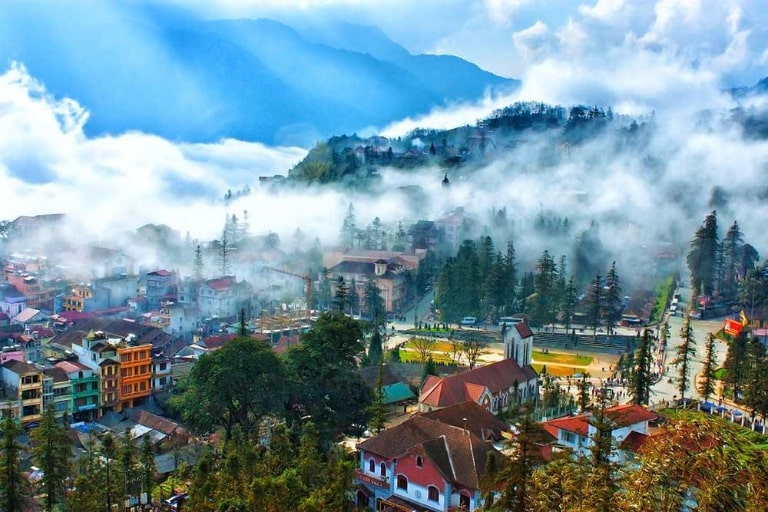 Thành phố SaPa sương mù giăng kín lối