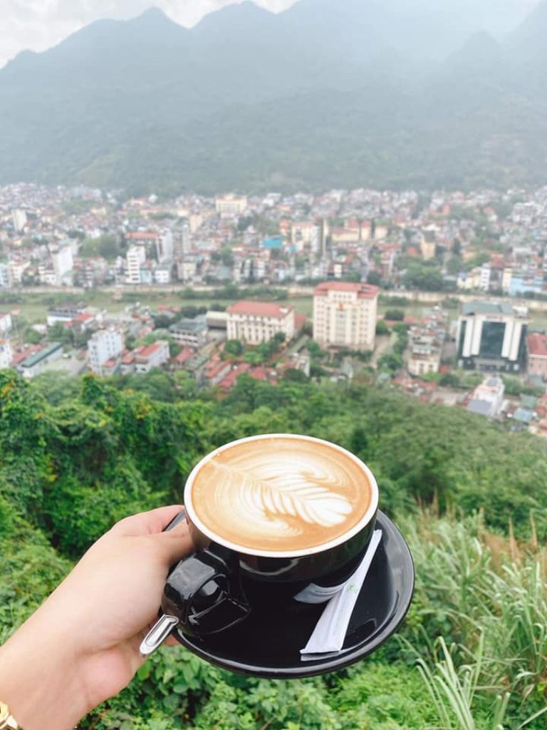 Chill chill cốc cafe từ đỉnh núi Cấm Sơn nhìn xuống thành phố Hà Giang 