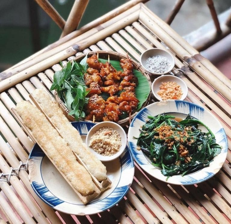 Bữa cơm trưa giản dị tại Yên Minh 