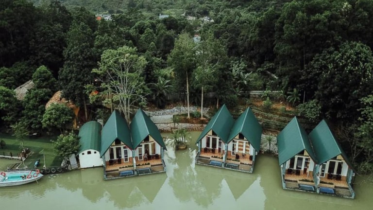Khung cảnh Trường Xuân Resort nằm bên sông