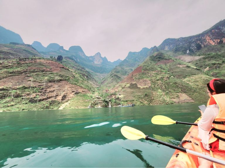 Trải nghiệm tự chèo thuyền kayak trên hẻm Tu Sản 