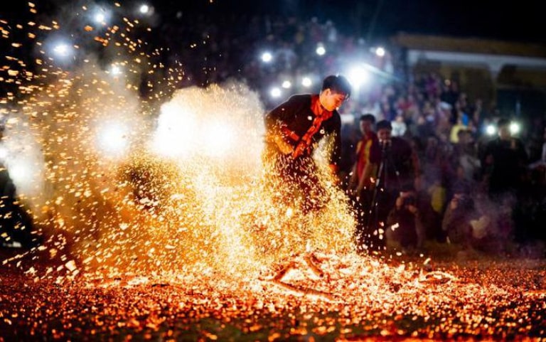 Chàng trai nhảy vào đống lửa bằng chân trần tại Lễ hội nhảy lửa của người Pà Thẻn