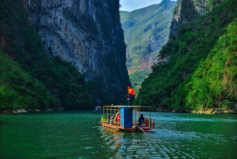 Sông Nho Quế xanh biếc quanh năm 