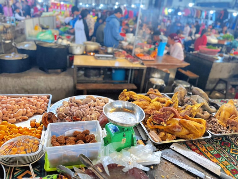 Quầy hàng bán đồ ăn tại chợ phiên Đồng Văn 
