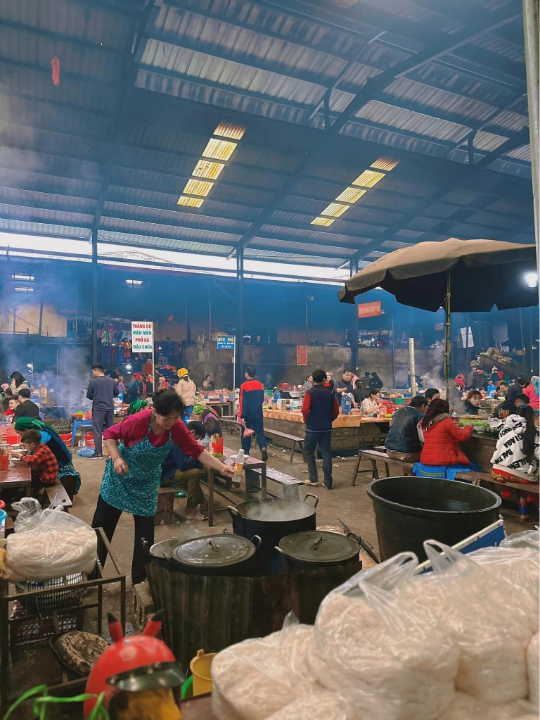 Khung cảnh đông đúc của chợ phiên Mèo Vạc vào sáng sớm 