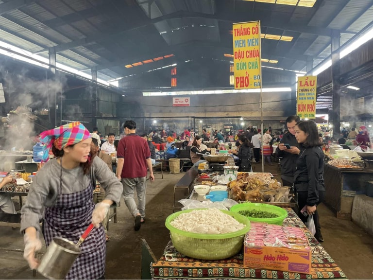 Chợ phiên Mèo Vạc thường họp vào sáng chủ nhật 