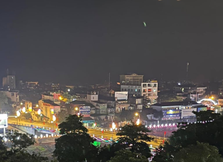  Thành phố về đêm thông qua cửa kính của khách sạn 4 sao Hà Giang