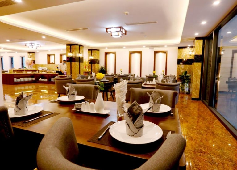 Nhà hàng nằm trong Silk River Hotel Ha Giang