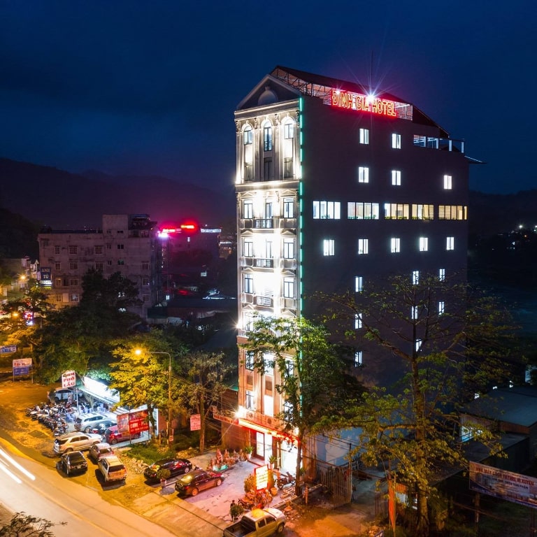 Khách sạn Hà Giang Định Gia vào ban đêm