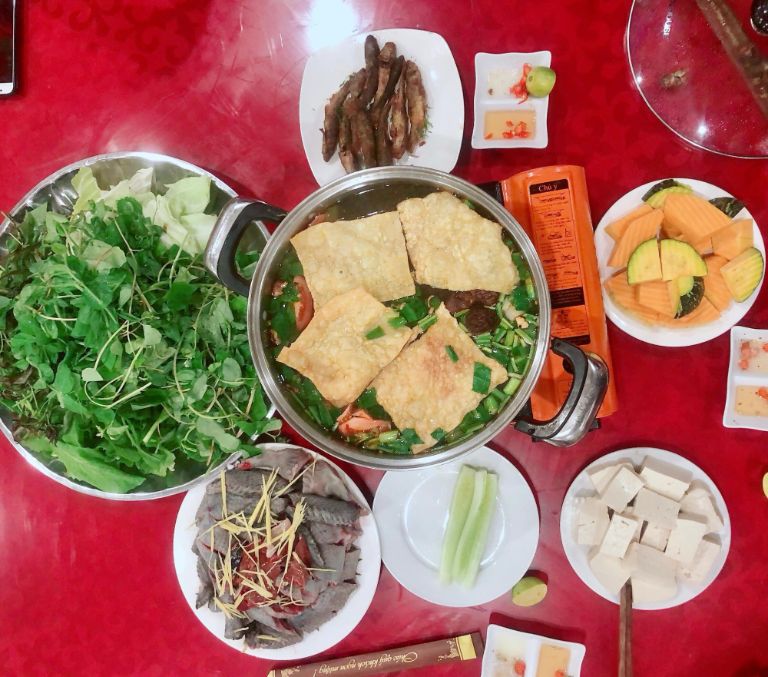 Dùng bữa trưa tại Yên Minh