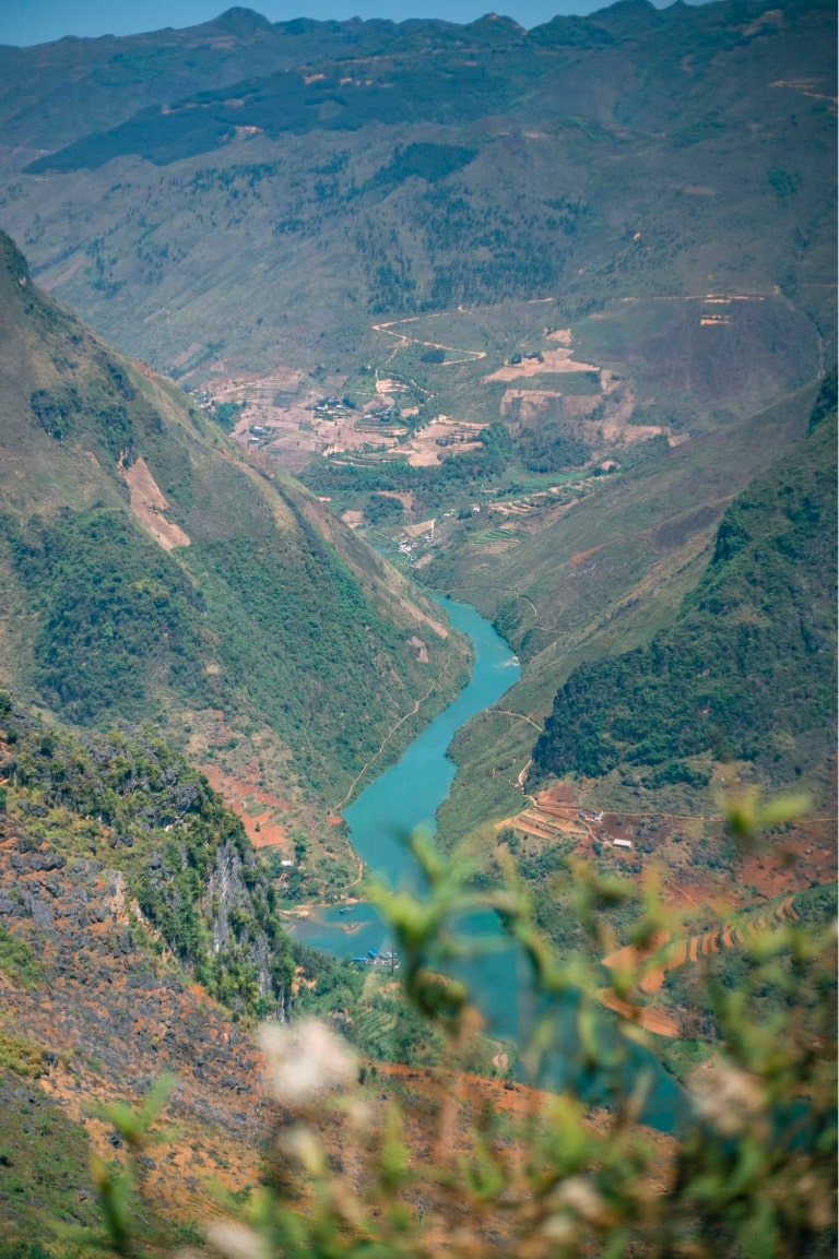 Dòng sông Nho Quế từ trên đỉnh đèo Mã Pí Lèng nhìn xuống  
