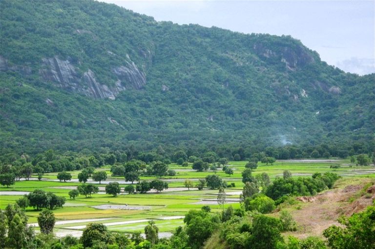 Núi Cấm Sơn là địa danh nổi tiếng nằm ngay giữa lòng thành phố Hà Giang 