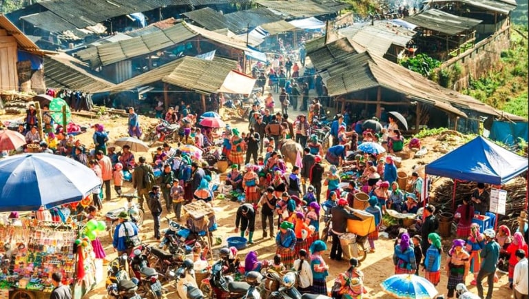 Hình ảnh dân làng đi chợ phiên