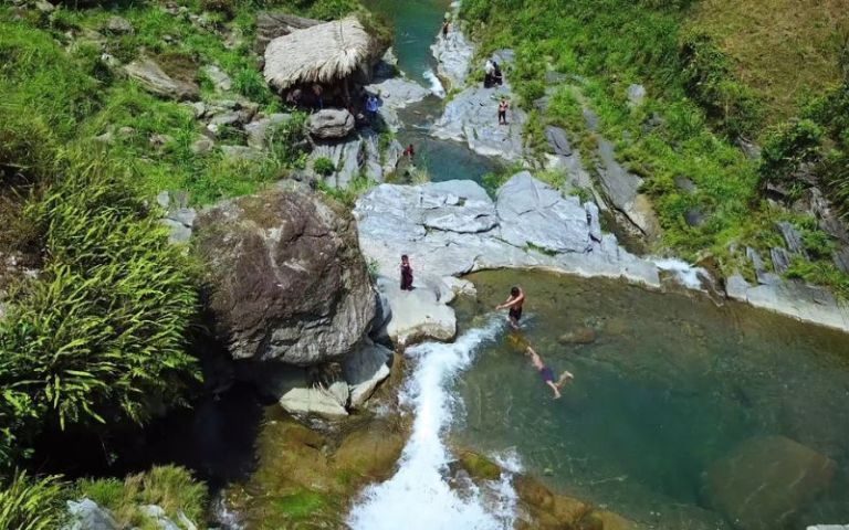 Trải nghiệm dòng nước mát lạnh, trong vắt tại thác Du Già khi đi du lịch Hà Giang