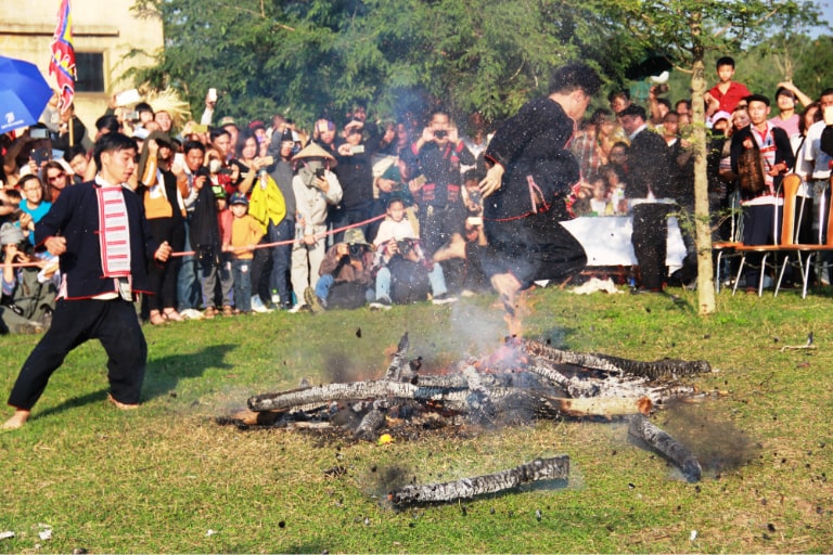 Bạn nên thử trải nghiệm lễ hội nhảy lửa của người Dao