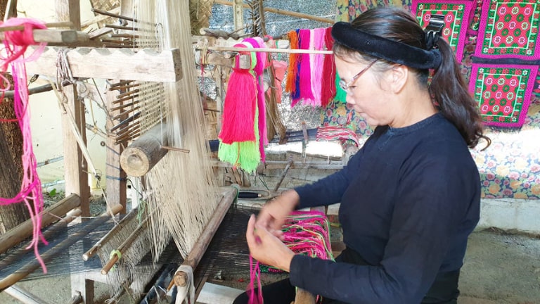 Dân tộc Dao cũng rất nổi tiếng với làng nghề dệt vải