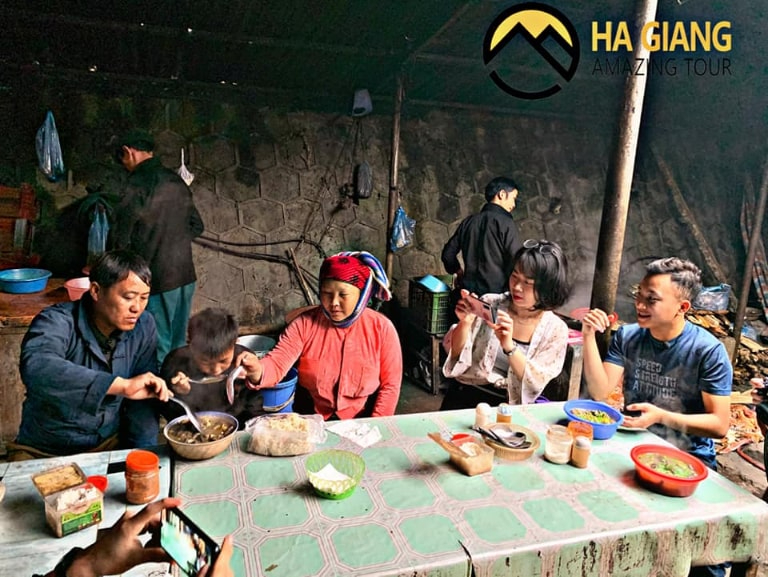 Khám phá ẩm thực tại chợ phiên Hà Giang khi đi tour xe máy Hà Giang