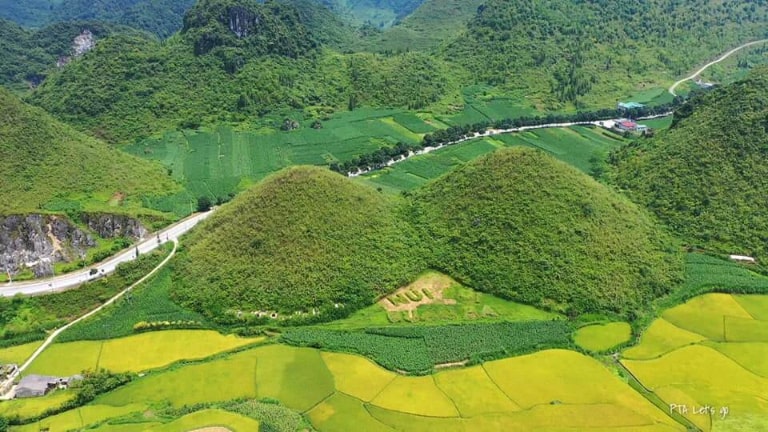 Núi đôi Quản Bạ - Đồng Văn nổi bật giữa những thửa ruộng bậc thang vàng óng