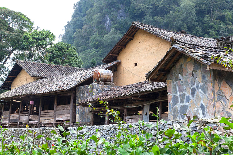 Làng văn hóa Lũng Cẩm với những ngôi nhà cổ